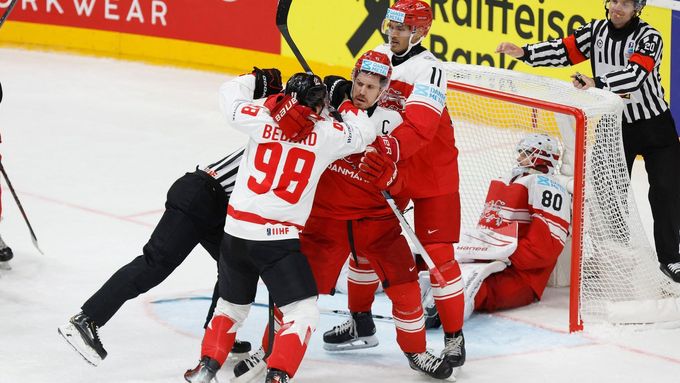 Connor Bedard při potyčce před brankou Dánska.