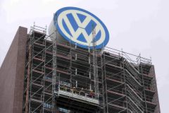 Volkswagen kvůli emisnímu skandálu sníží poprvé od krize výdaje. Šetřit bude i na továrnách