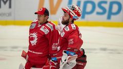 33. kolo hokejové Tipsport extraligy, Vítkovice - Třinec: Patrik Bartošák (vpravo) a Petr Kváča