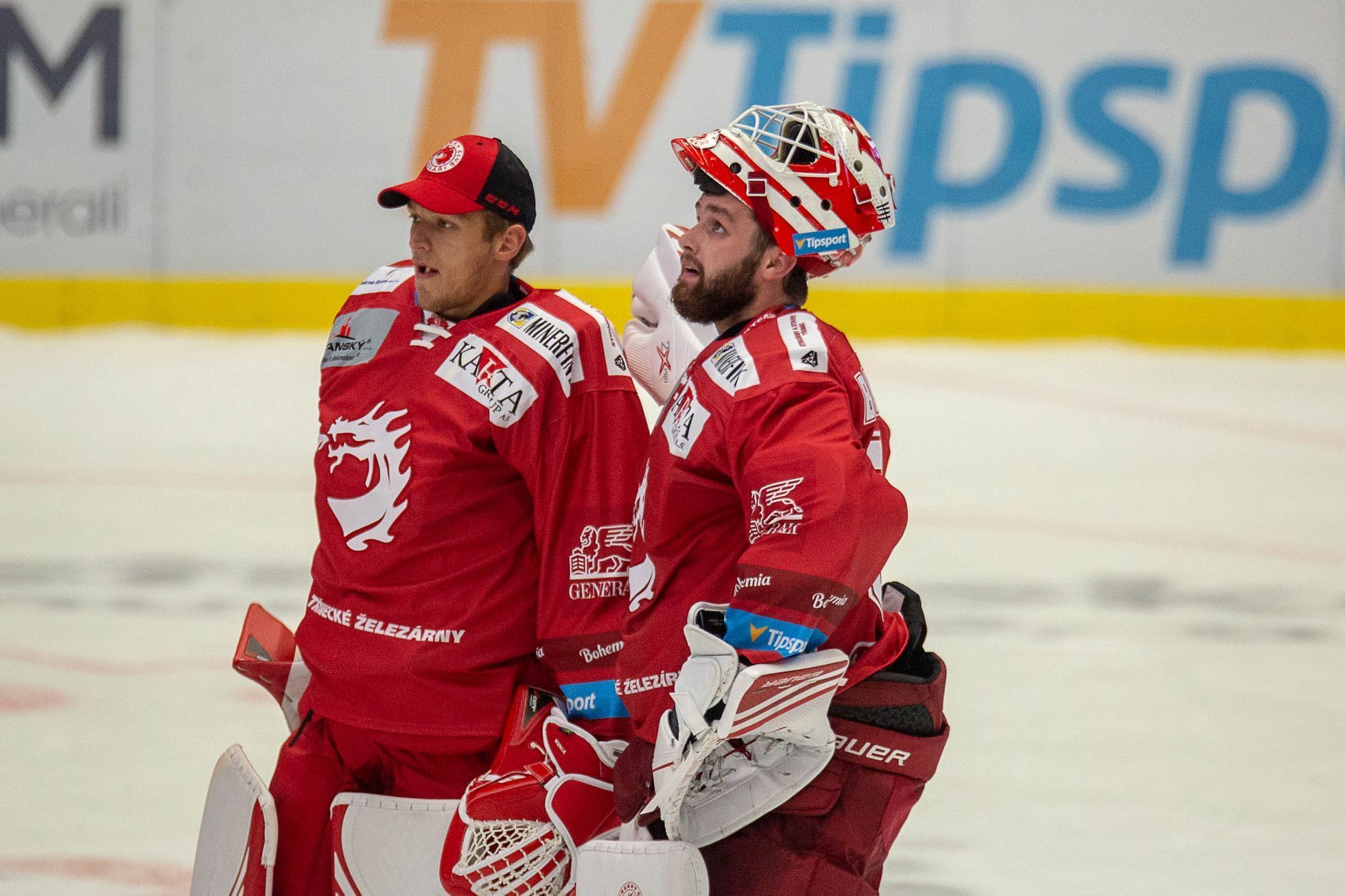 33. kolo hokejové Tipsport extraligy, Vítkovice - Třinec: Patrik Bartošák (vpravo) a Petr Kváča