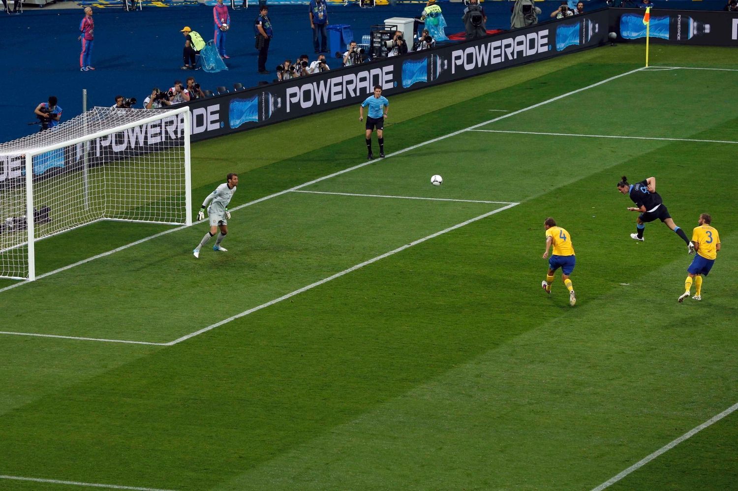 Anglický fotbalista Andy Carroll dává gól hlavičkou v utkání se Švédskem ve skupině D na Euru 2012