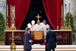 Foto: Tradiční kroje a selfie kardinálů. Lidé se rozloučili s Benediktem XVI.