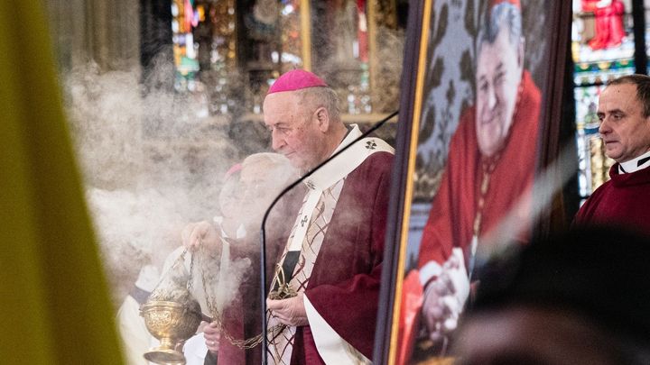 Letouny ve tvaru kříže i kouřová show s kadidlem. Lidé i politici se loučili s Dukou