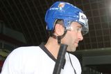 V pouhých 17 letech se Nedvěd rozhodl nevrátit se z turnaje v Calgary a emigroval. Následující sezonu strávil v celku WHL Seattle Thunderbirds, kde zazářil 65 góly a 80 asistencemi, tedy průměrem více než dvou bodů na zápas, a stal se nováčkem roku.