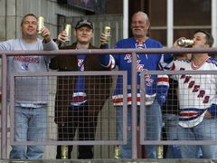 Fanoušci před úvodním utkáním Tampy Bay Lightning a New Yorku Rangers.
