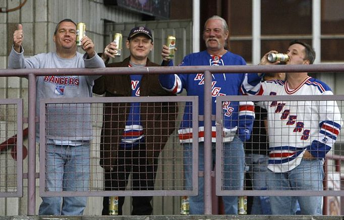 Fanoušci před úvodním utkáním Tampy Bay Lightning a New Yorku Rangers.