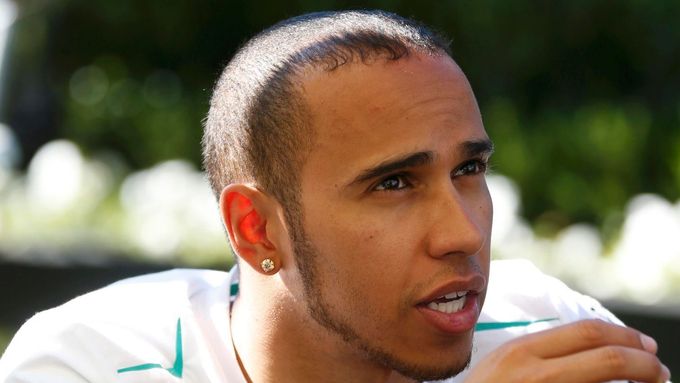 Lewis Hamilton se v Austrálii pochlubil svým novým tetování na pravé ruce.