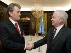 Ukrajinský prezident Viktor Juščenko a šéf Pentagonu Robert Gates během setkání v Mnichově