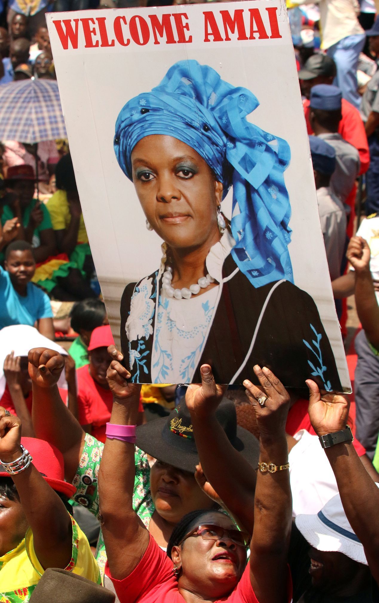 Podporovatelé Grace Mugabeové s jejím transparentem na sjezdu vládnoucí strany ZANU-PF.
