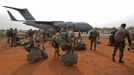 French soldiers carry their equipment after arriving on a US Air Force C-17 transport plane at the airport in Bamako January 22, 2013. The United States has started transporting French soldiers and equipment to Mali as part of its logistical aid to French forces fighting Islamist militants in the north of the country, a U.S. official said on Tuesday. REUTERS/Eric Gaillard (MALI - Tags: CIVIL UNREST CONFLICT MILITARY) Published: Led. 22, 2013, 4:16 odp.