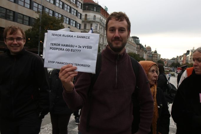 Další z účastníků naopak proizraelské demonstrace na Václavském náměstí