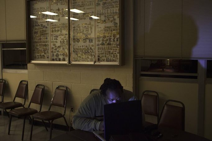 Visually impaired student Michael Fleming stares into his laptop while playing music in the auditorium of the World Services for the Blind in Little Rock, Arkansas January 3, 2013. Fleming, who has high myopia, enjoys mixing hip-hop and R music with software that requires the use of vision. The WSB is a rehabilitation center for the blind or visually impaired which offers life skills and career training programs designed to help those enrolled achieve sustainable independence. Picture taken on January 3, 2013. REUTERS/Gaia Squarci (UNITED STATES - Tags: EDUCATION HEALTH SOCIETY SCIENCE TECHNOLOGY) Published: Dub. 26, 2013, 2:20 odp.