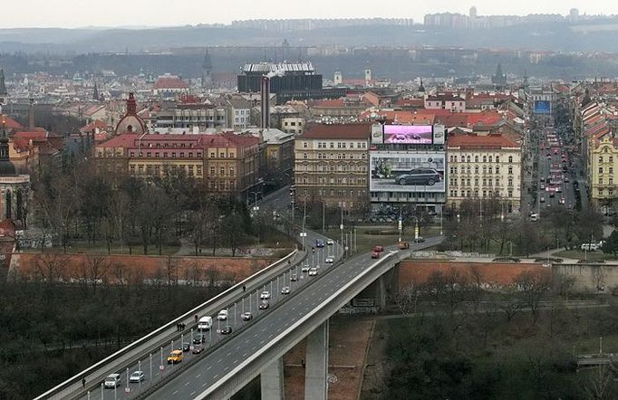 Už po osmi letech provozu musel být most opravován - za úplné výluky dopravy se zbudovaly nové izolace a vozovky, protože původní povrchy musely být téměř nepřetržitě opravovány.