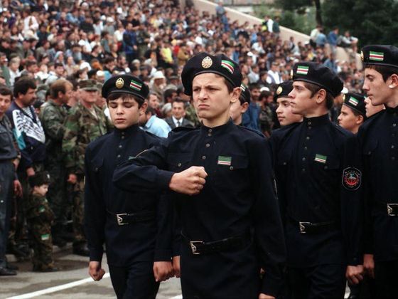 Mladí čečenští bojovníci. Snímek pochází z roku 1999.