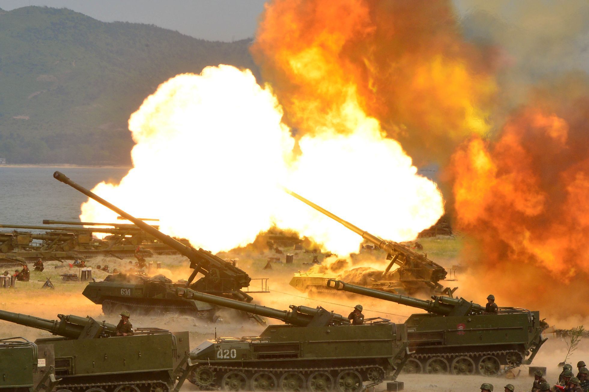 Cvičení severokorejské armády u příležitosti 85.výročí jejího založení.