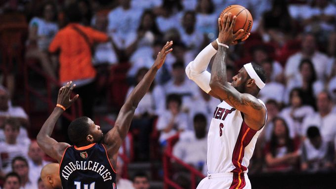 LeBron James z Miami Heat při střelbě.