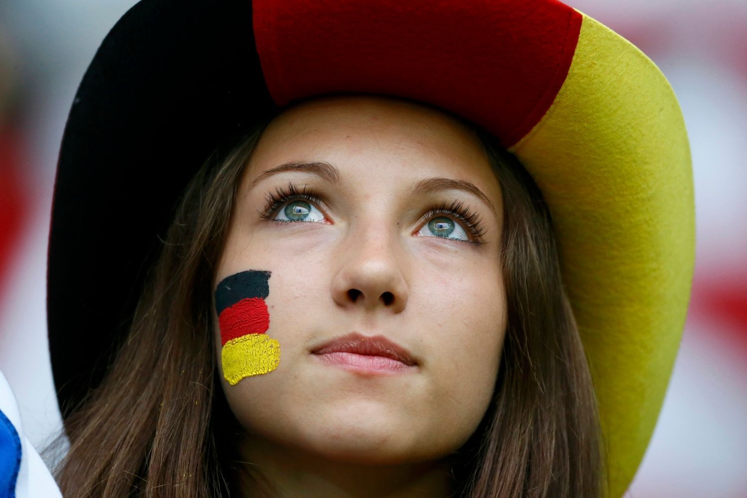 Немецкие люди фото. Современные немцы. Девушка с флагом Германии. Германия люди. Не цы.