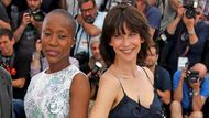 Členky poroty, zpěvačka a skladatelka Rokia Traore a francouzská herečka Sophie Marceau, pózují fotografům před zahájením filmového festivalu.