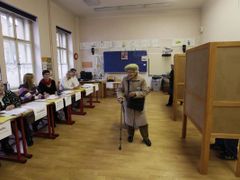 Prezidentské volby v Česku: tradičně chodili důchodci, ale dostavili se i mladí i ti, kteří jindy nevolí.
