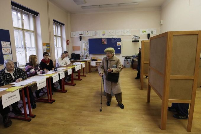 Prezidentské volby v Česku: tradičně chodili důchodci, ale dostavili se i mladí i ti, kteří jindy nevolí.