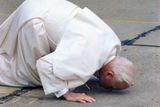 Papež Jan Pavel II. líbá zem na ruzyňském letišti v Praze (21. 4. 1990)