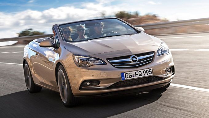 Opel Cascada si za půl roku pořídili dva řidiči. Levný a prostorný kabriolet kupodivu neláká.