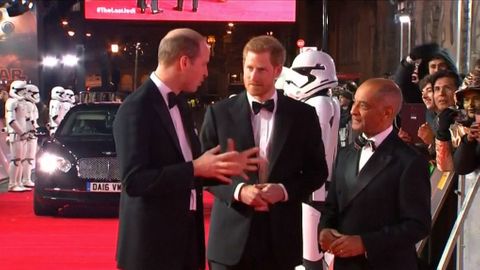Princové William a Harry přišli na premiéru Star Wars. Ve filmu si zahráli vojáky