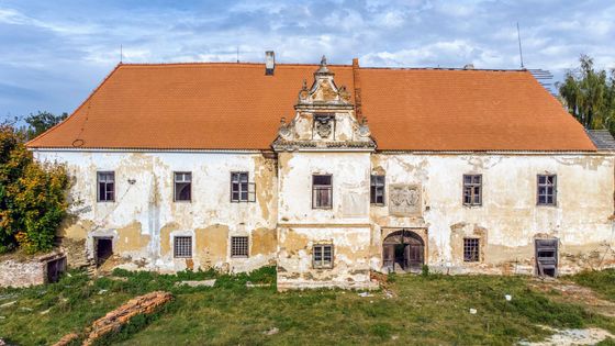 Zámek za čtyři miliony. Panství Bzí je v aukci, točili v něm Bartošová i Kachyňa