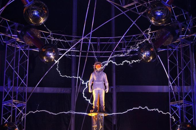 Magician David Blaine channels bolts of electricity from various tesla coils charged with one million volts of electricity during a stunt on Pier 54 in New York, October 5, 2012. Blaine hopes to stand in the same position for 72 hours. REUTERS/Andrew Burton (UNITED STATES - Tags: SOCIETY ENTERTAINMENT) Published: Říj. 6, 2012, 3:48 dop.