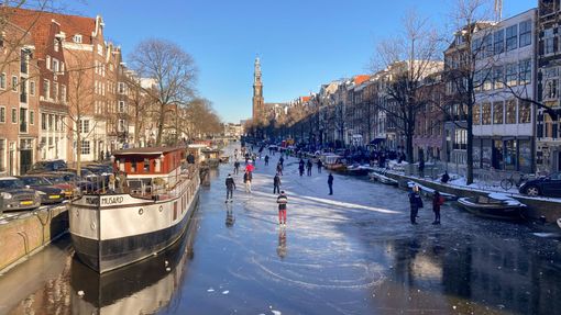 Desítky Nizozemců vyrazily bruslit na zamrzlé městské kanály a rybníky v Amsterdamu.