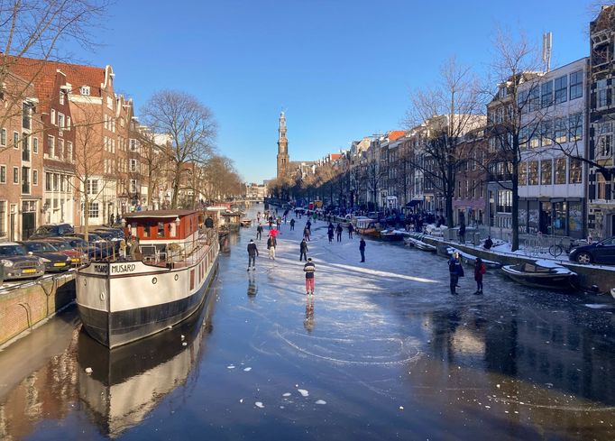 Desítky Nizozemců vyrazily bruslit na zamrzlé městské kanály a rybníky v Amsterdamu.