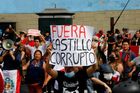 Prezident Peru chtěl rozpustit parlament, ten ho místo toho rychle odvolal z funkce