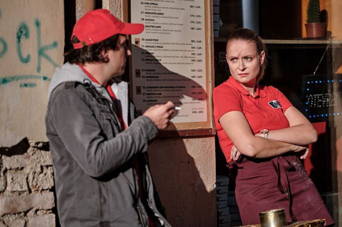 Matouš Ruml v roli Mirečka a Andrea Hoffmannová coby manažerka pizzerie.