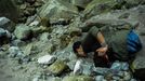 Bildnummer: 58338902 Datum: 13.08.2012 Copyright: imago/Xinhua (120813) -- XI AN, Aug. 13, 2012 (Xinhua) -- Legless man Chen Zhou drinks water while climbing the Huashan Mountain in Huayin, northwest China s Shaanxi Province, Aug. 12, 2012. Legless 29-year-old man Chen Zhou from Cangshan County of Shandong Province climbed by arms to the top of Huashan Mountain in ten hours on Sunday. Chen lost his legs after falling off a train at the age of 13, but he has since strived to be stronger and successfully conquered China s five mountains. And he planed to hold a wedding ceremony for his wife on the top of Mountain Tai on Chinese Valentine s Day which falls on Aug. 23 this year. (Xinhua/Liu Xiao) (cl) CHINA-XI AN-LEGLESS MAN-CLIMBING HUASHAN MOUNTAIN (CN) PUBLICATIONxNOTxINxCHN Gesellschaft Mann ohne Beine Treppe Treppensteigen xjh x0x 2012 quer premiumd 58338902 Date 13 08 2012 Copyright Imago XINHUA Xi to Aug 13 2012 XINHUA legless Man Chen Zhou Drinks Water while Climbing The Huashan Mountain in Northwest China S Shaanxi Province Aug 12 2012 legless 29 Year Old Man Chen Zhou from Cangshan County of Shan Dong Province climbed by Arms to The Top of Huashan Mountain in ten Hours ON Sunday Chen Lost His Legs After Falling off a Train AT The Age of 13 but he has Since strived to Be Stronger and successfully China S Five Mountains and he planed to Hold a Wedding Ceremony for His wife ON The Top of Mountain Tai ON Chinese Valentine S Day Which Falls ON Aug 23 This Year XINHUA Liu Xiao CL China Xi to legless Man Climbing Huashan Mountain CN PUBLICATIONxNOTxINxCHN Society Man without Legs Staircase Climbing stairs XJH x0x 2012 horizontal premiumd