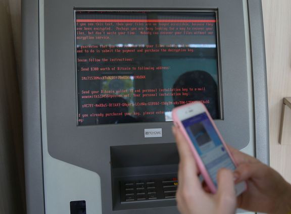 Vzkaz hackerů na bankomatu v Kyjevě.