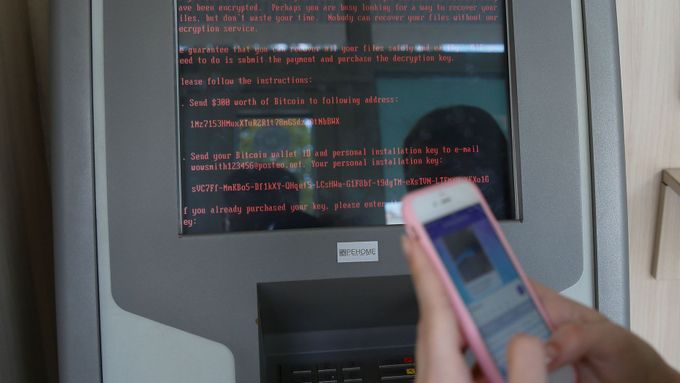 Vzkaz hackerů na bankomatu v Kyjevě.