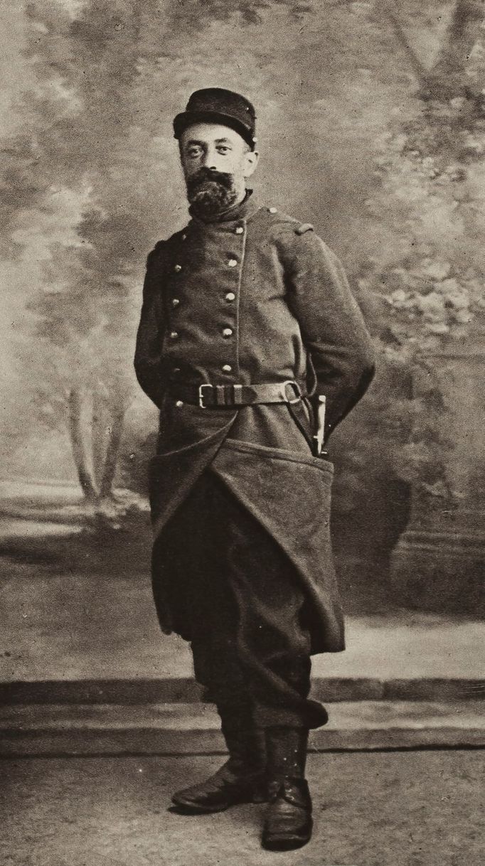 František Kupka v legionářské uniformě. Fotografie pochází z knihy K vítězné svobodě.