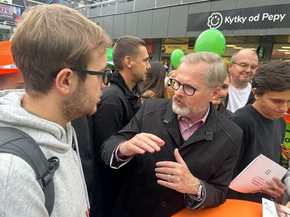 Pro Petra Fialu je typické, že skutečně rád s lidmi debatuje, vysvětluje různé věci, a to i tehdy, když kolem čeká spousta dalších lidí na kratičké setkání s ním.