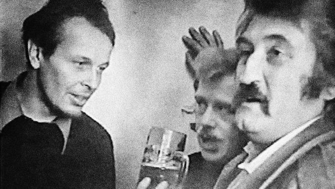 Trojice buřičů, která hrála komunistům věčně na nervy. Zleva: Svatopluk Karásek, Václav Havel a Pavel Landovský.