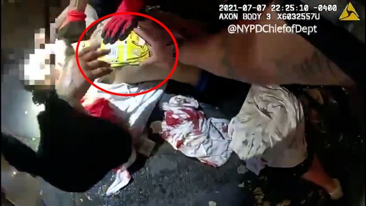 Podejte mi chipsy! Policista zachránil život překvapivým zákrokem, video je hitem; Zdroj foto: Twitter/ NYPDChiefOfDept