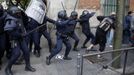 Police charge at demonstrators outside the the Spanish parliament in Madrid, September 25, 2012. Anti-austerity demonstrators protested in Madrid ahead of the government's tough 2013 budget that will cut into social services as the country teeters on the brink of a bailout. REUTERS/Paul Hanna (SPAIN - Tags: POLITICS CIVIL UNREST BUSINESS) Published: Zář. 25, 2012, 6:28 odp.