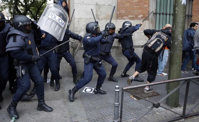 Police charge at demonstrators outside the the Spanish parliament in Madrid, September 25, 2012. Anti-austerity demonstrators protested in Madrid ahead of the government's tough 2013 budget that will cut into social services as the country teeters on the brink of a bailout. REUTERS/Paul Hanna (SPAIN - Tags: POLITICS CIVIL UNREST BUSINESS) Published: Zář. 25, 2012, 6:28 odp.