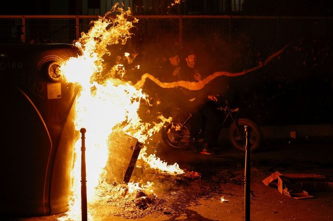 Násilné nepokoje pokračovaly už čtvrtou noc. Policie zadržela stovky lidí.