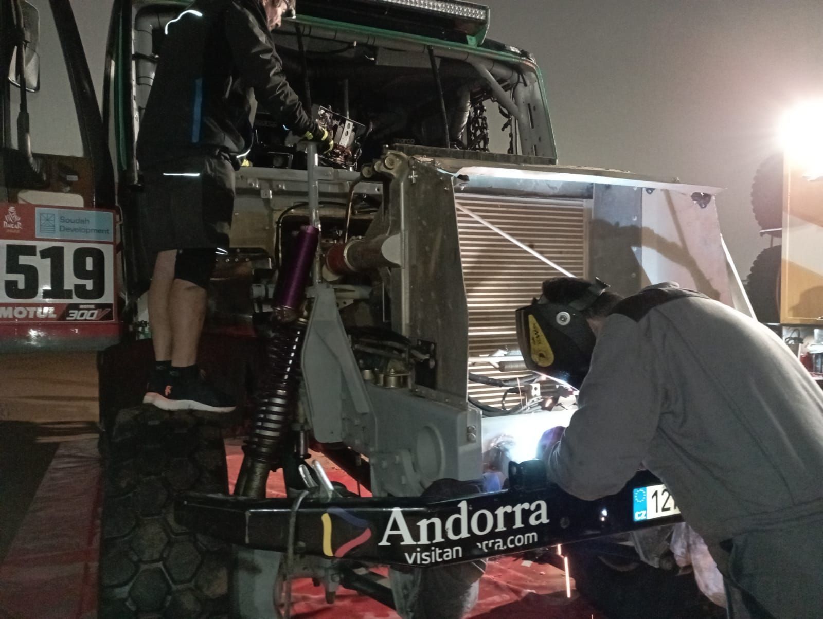 Oprava poničeného kamionu Iveco Alberta Llovery na Rallye Dakar 2022