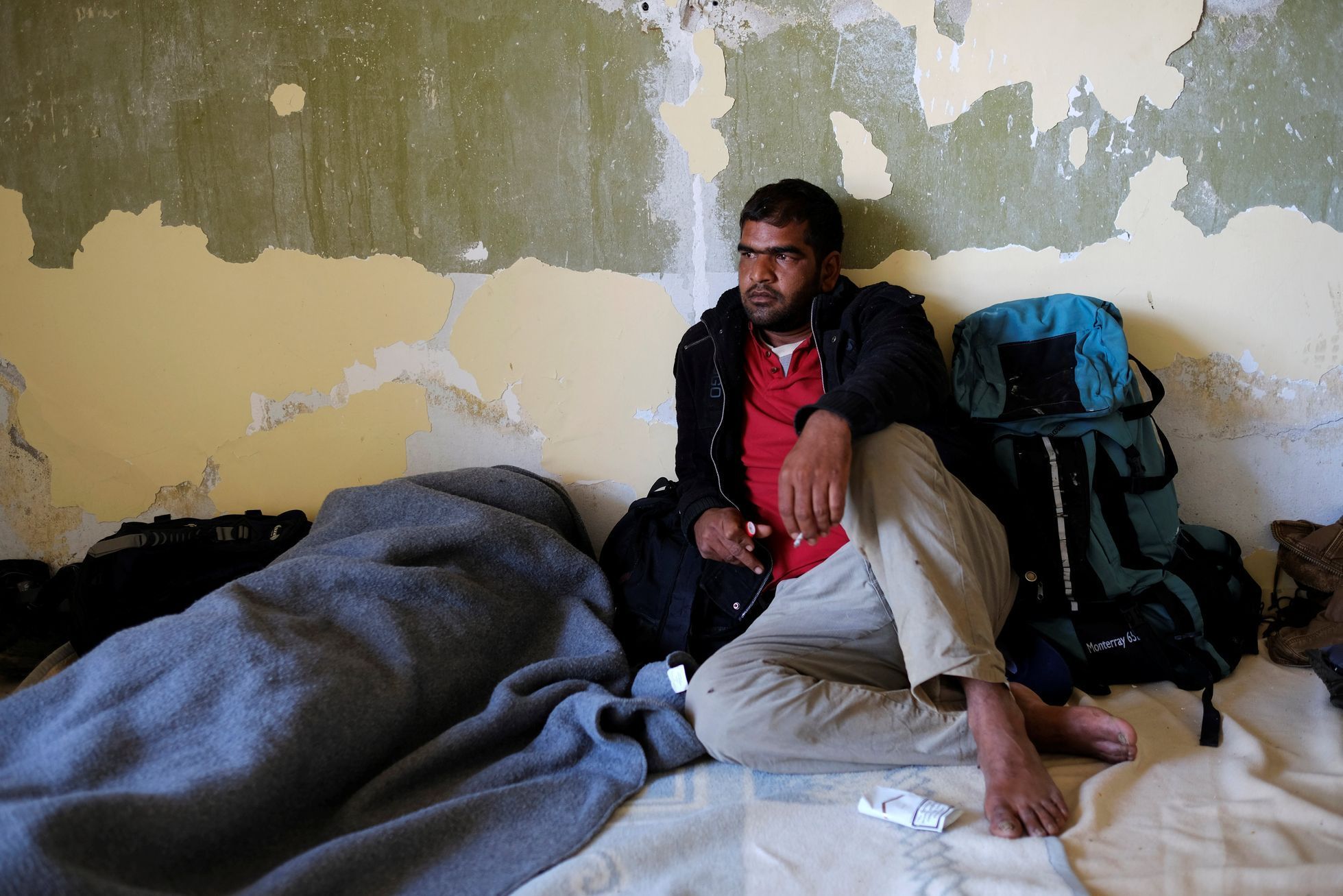 Pákistánský uprchlík v pouštěné budově na řecko-makedonských hranicích.