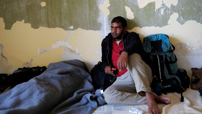 Pákistánský uprchlík přebývá v opuštěné budově na řecko-makedonské hranici.