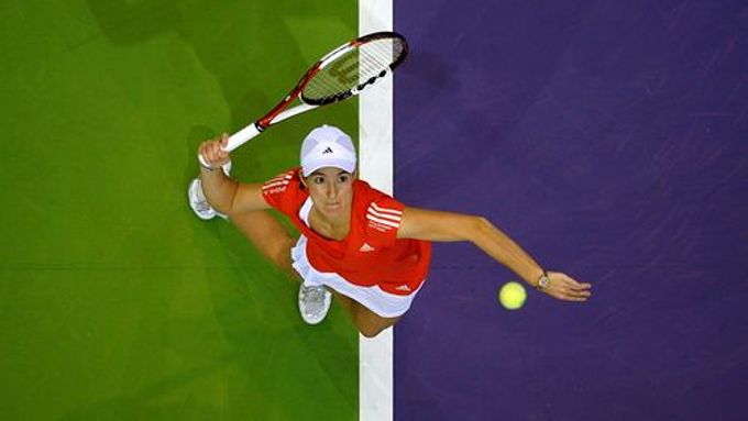 Justine Heninová podává ve finále Turnaje mistryň v Madridu.