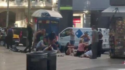 Děsivé záběry z centra Barcelony. Dodávka najela do davu lidí a nechala za sebou spoušť