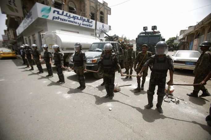 Riot policemen stand guard outside the French embassy in Sanaa September 20, 2012. A French magazine ridiculed the Prophet Mohammad on Wednesday by portraying him naked in cartoons, threatening to fuel the anger of Muslims around the world who are already incensed by a California-made video depicting him as a lecherous fool. REUTERS/Khaled Abdullah (YEMEN - Tags: POLITICS CIVIL UNREST RELIGION) Published: Zář. 20, 2012, 10:54 dop.