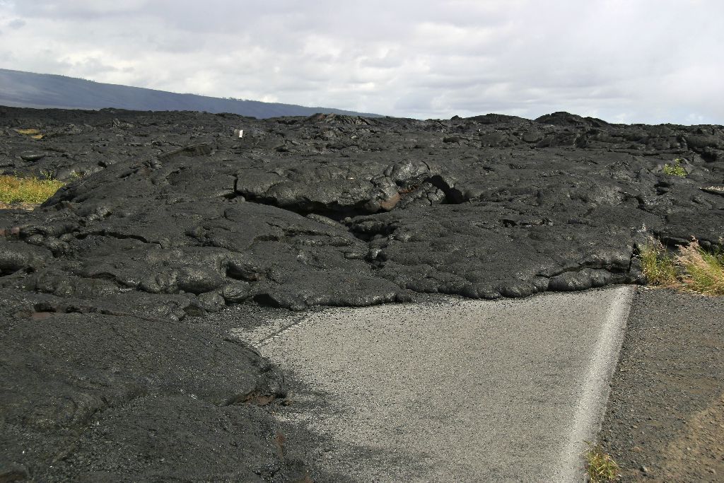 ztuhlé magma přes silnici, Havaj